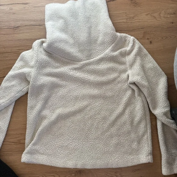Two ALO Yoga Sherpa Turtleneck Fleece Pullover Top Bundle - Picture 3 of 4